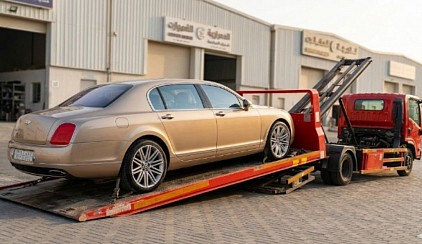 سطحة النعيم هيدروليك تنزل بالكامل على الأرض أثناء تحميل سيارة بنتلي فارهة بأمان في جدة لنقل السيارات الفاخرة والرياضية.