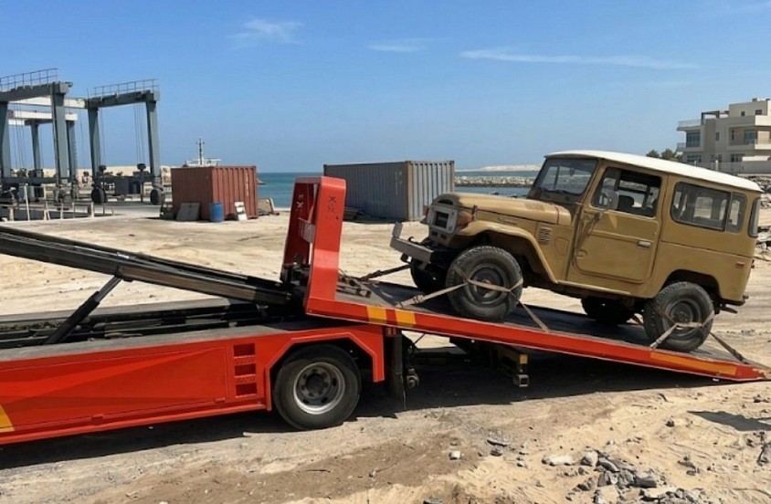 خدمات نقل سطحة هيدروليك للسيارات الكلاسيكية بأبحر الجنوبية | 0505121070 ​لقطة احترافية توضح كفاءة خدماتنا في نقل السيارات النادرة والجيوب الكلاسيكية الفاخرة مباشرة من مناطق الفعاليات والمراسي. تظهر الصورة عملية تحميل آمنة ومثبتة بدقة تامة على متن سطحة هيدروليك أبحر الجنوبية عبر الرقم 0505121070، المتخصصة في التعامل مع المركبات الثمينة والرياضية ذات العناية الخاصة. نوفر لكم حلولاً متكاملة تشمل سطحه عادية وسطحة هيدروليك نزول كامل لتغطية كافة الاحتياجات وطوارئ الطرق، بالإضافة إلى خدمات سحب مركبات الحوادث وتوصيلها مباشرة إلى مراكز تقدير المركبات المعتمدة وشيوخ المعارض بكل سهولة وأمان طوال ٢٤ ساعة. اتصل بنا الآن ولا تتردد: 0505121070