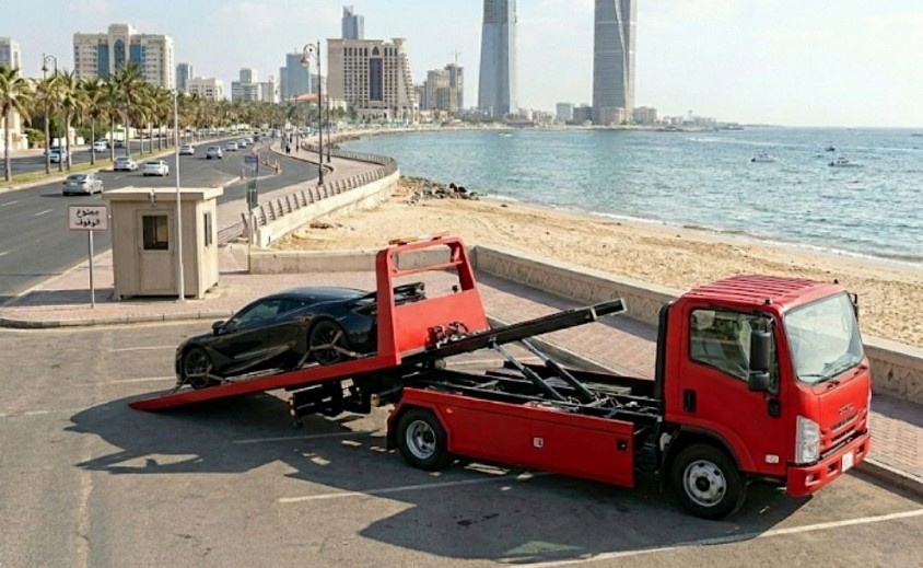 ​سطحة هيدروليك  في حي الشاطئ بشمال جدة أثناء تحميل سيارة رياضية فارهة بأمان تام على الكورنيش، لتقديم خدمات سحب ونقل السيارات الفاخرة والسبورت والمتعطلة على مدار 24 ساعة.