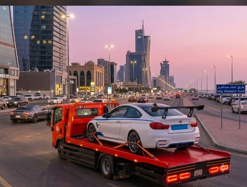 سطحة الرياض تنقل سيارة الى الدمام سيارة من نوع بي ام دابليو على سطحة هيدروليك فل داون بتربيط احترافي